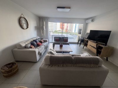 Apartamento de 3 dormitorios en venta en Punta del Este
