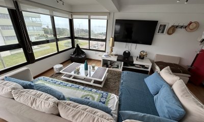 Apartamento en venta de 3 dormitorios , primera linea de la Mansa , Punta del Este