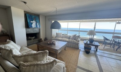 Apartamento en vena de 3 dormitorios y servicio , en primera linea de la Brava