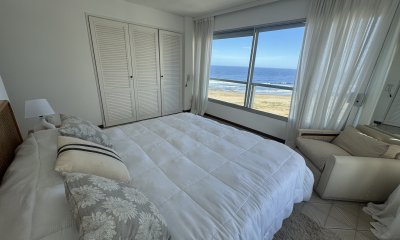 Apartamento en venta de dos dormitorios en primera linea de la Brava, Punta del Este