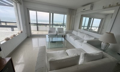 Apartamento en venta de 3 dormitorios en primera linea de la Brava , Punta del Este