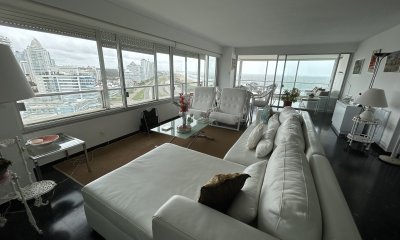 Espectacular apartamento en venta en zona de la Brava , 3 dormitorios mas servicio