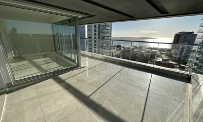 Apartamento de 3 dormitorios y servicio en Punta del este