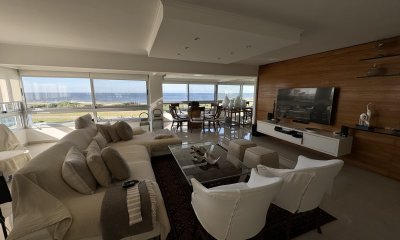 Apartamento de 4 dormitorios  más dependencia en venta en Punta del Este