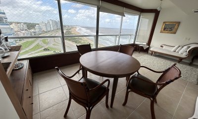 Apartamento en venta de 3 dormitorios y sevicio en Brava,Punta del Este