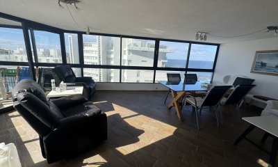 Apartamento en venta en Punta del Este de 3 dormitorios más servicio