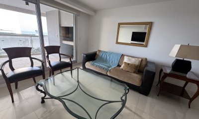 Apartamento en venta  de 3 dormitorios y servicio  en zona Brava