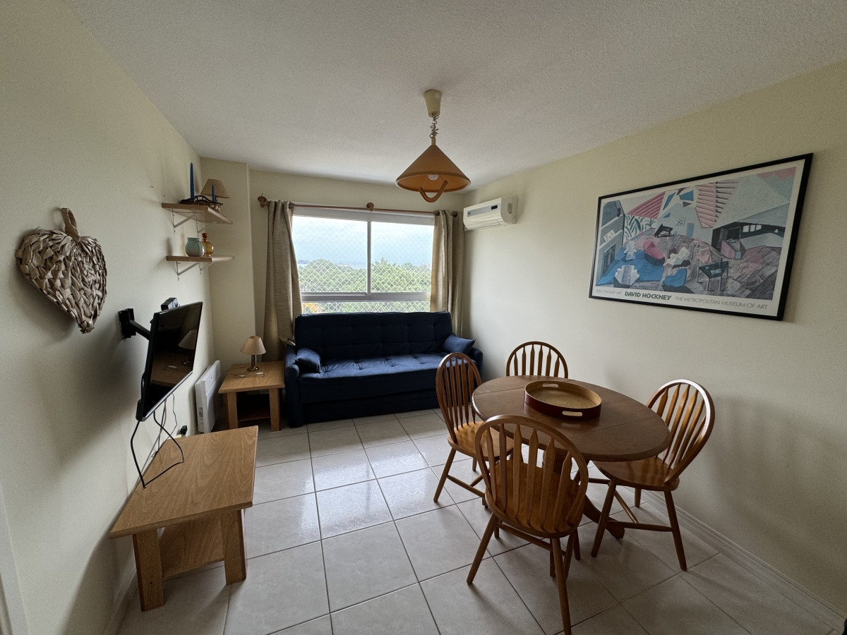 Apartamento de 1 dormitorio en venta en Torre con servicios 