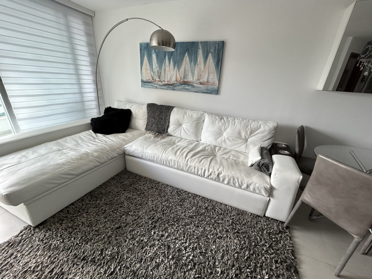 Apartamento de dos dormitorios en venta en zona del Puerto de Punta del Este 