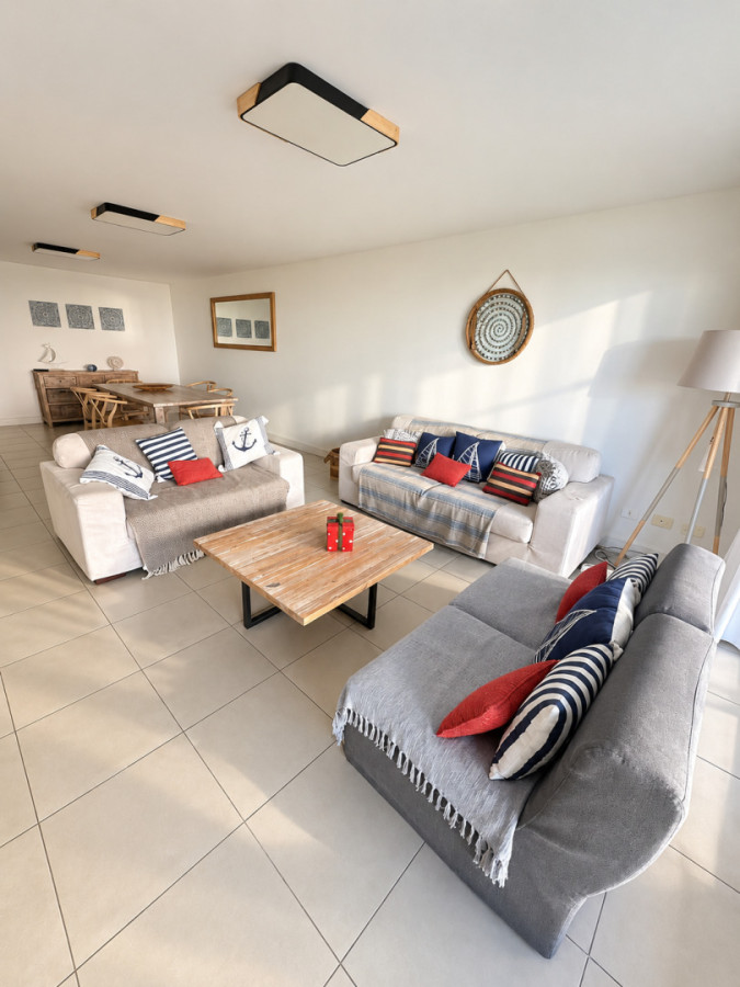Apartamento de 3 dormitorios en venta en Punta del Este