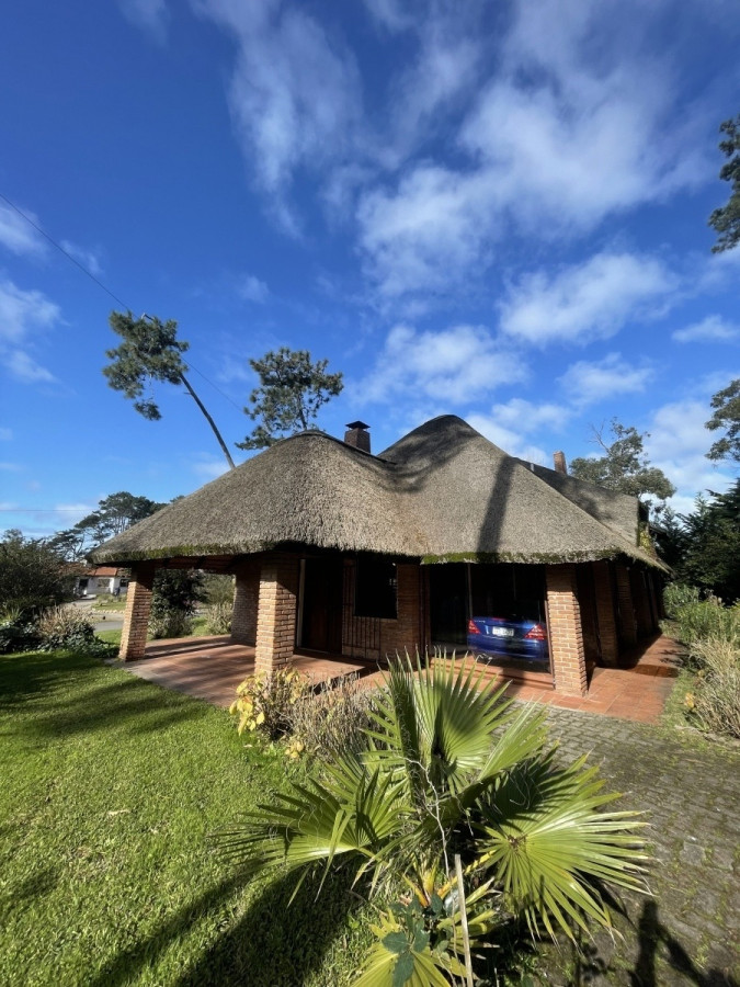 Imagen de Casa en venta en Jardines de Córdoba 3 dorm y 4 baños. Punta del Este. 