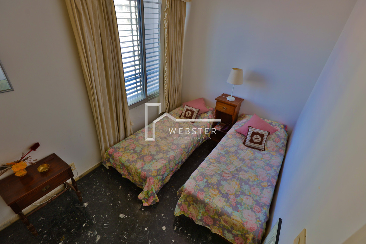 Apartamento ID.1906 - Apto de 2 dormitorios y 2 baños en edificio Apolo. Piso alto y vista despejada a Playa Mansa.