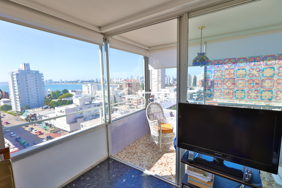 Apartamento ID.1906 - Apto de 2 dormitorios y 2 baños en edificio Apolo. Piso alto y vista despejada a Playa Mansa.