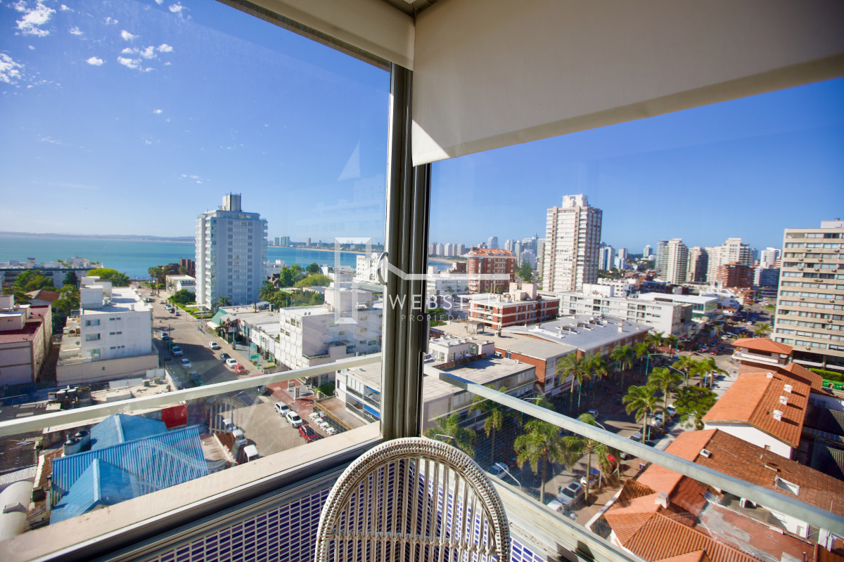 Apartamento ID.1906 - Apto de 2 dormitorios y 2 baños en edificio Apolo. Piso alto y vista despejada a Playa Mansa.