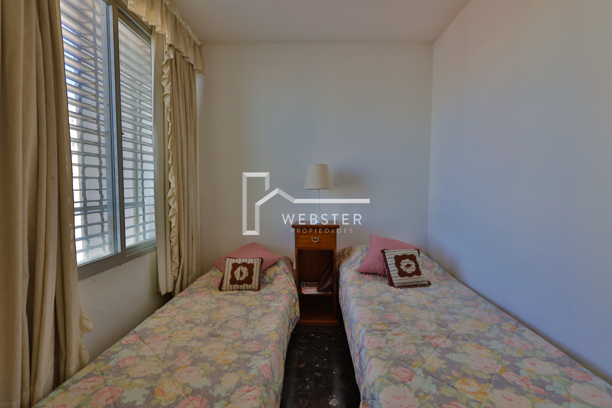 Apartamento ID.1906 - Apto de 2 dormitorios y 2 baños en edificio Apolo. Piso alto y vista despejada a Playa Mansa.