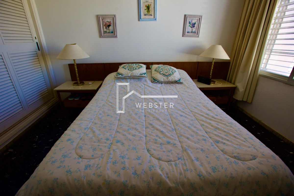 Apartamento ID.1906 - Apto de 2 dormitorios y 2 baños en edificio Apolo. Piso alto y vista despejada a Playa Mansa.