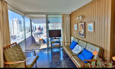 Apto de 2 dormitorios y 2 baños en edificio Apolo. Piso alto y vista despejada a Playa Mansa.