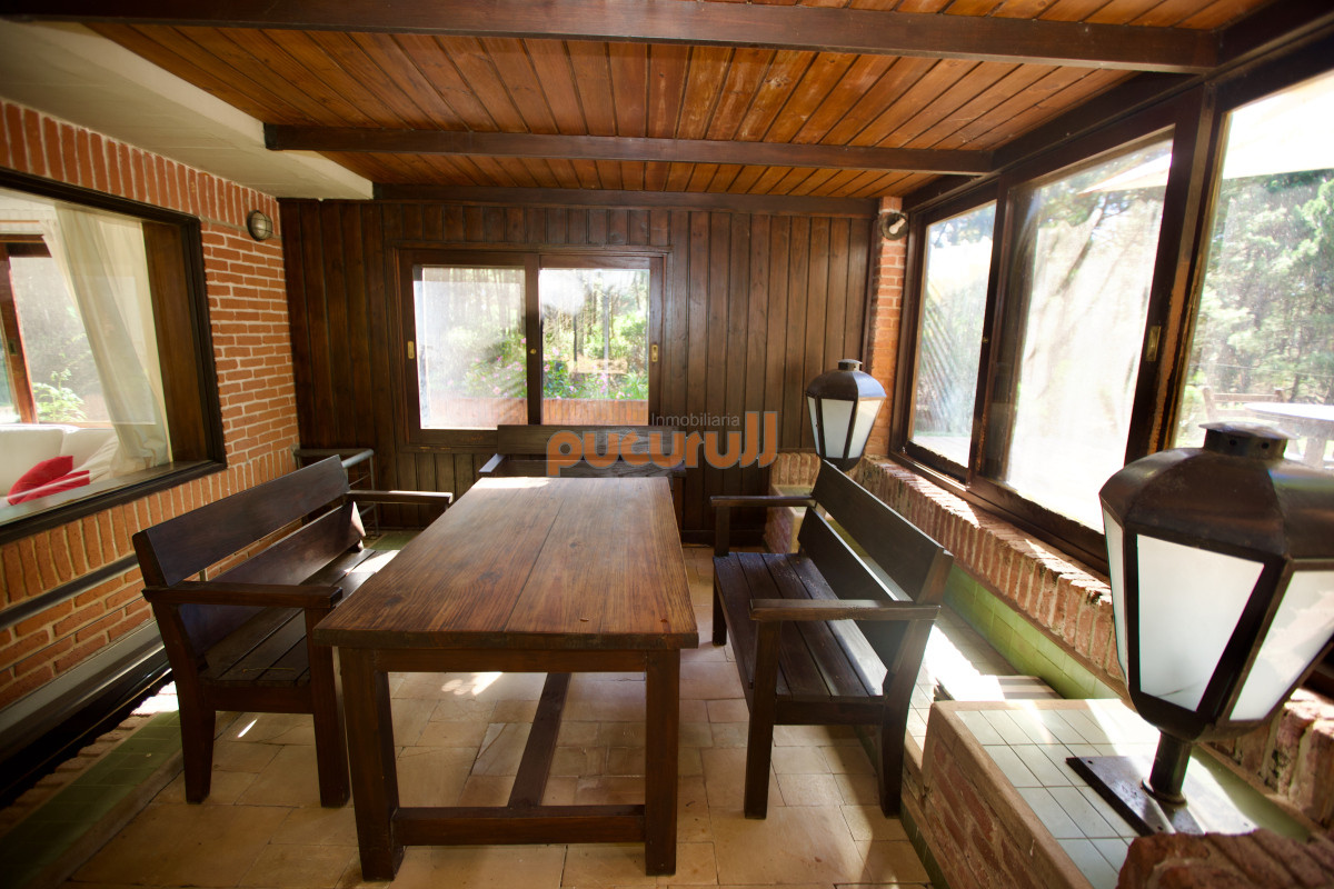 Casa ID.2140 - Amplia casa de 4 dormitorios en venta en Club del Lago. 