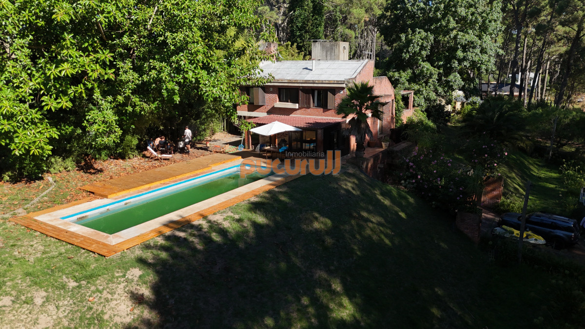 Casa ID.2140 - Amplia casa de 4 dormitorios en venta en Club del Lago. 