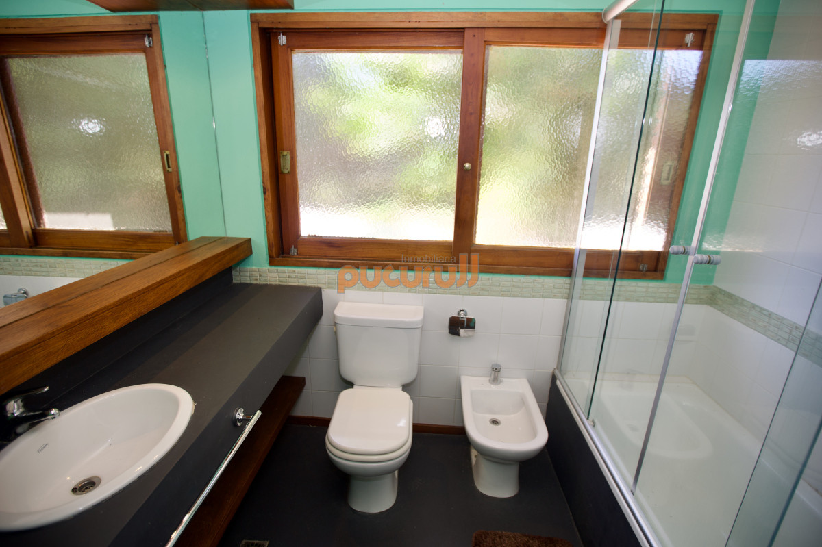 Casa ID.2140 - Amplia casa de 4 dormitorios en venta en Club del Lago. 