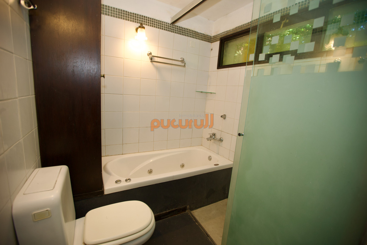 Casa ID.2140 - Amplia casa de 4 dormitorios en venta en Club del Lago. 