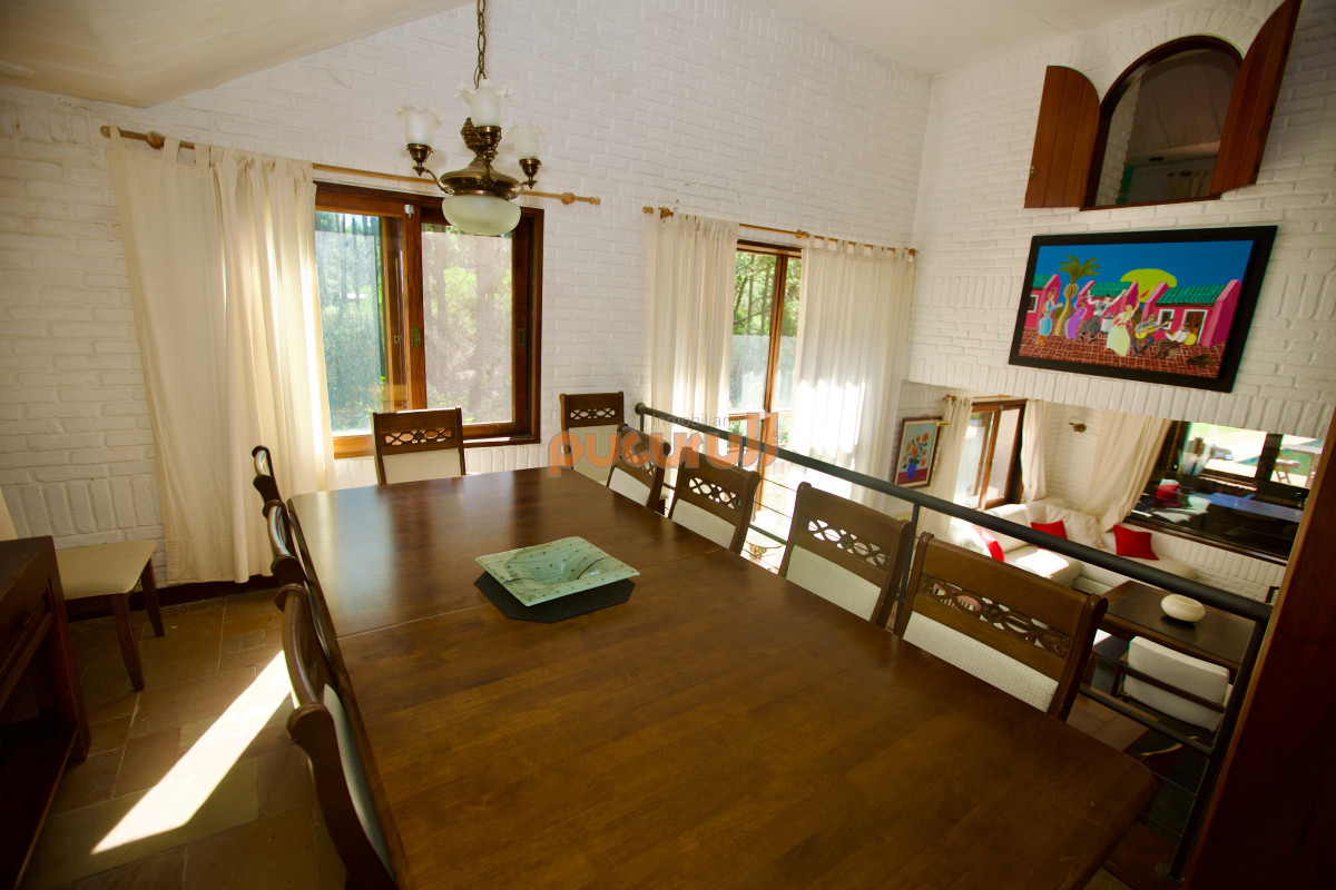 Casa ID.2140 - Amplia casa de 4 dormitorios en venta en Club del Lago. 