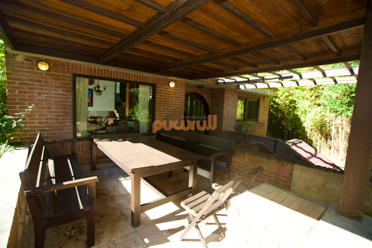 Casa ID.2140 - Amplia casa de 4 dormitorios en venta en Club del Lago. 