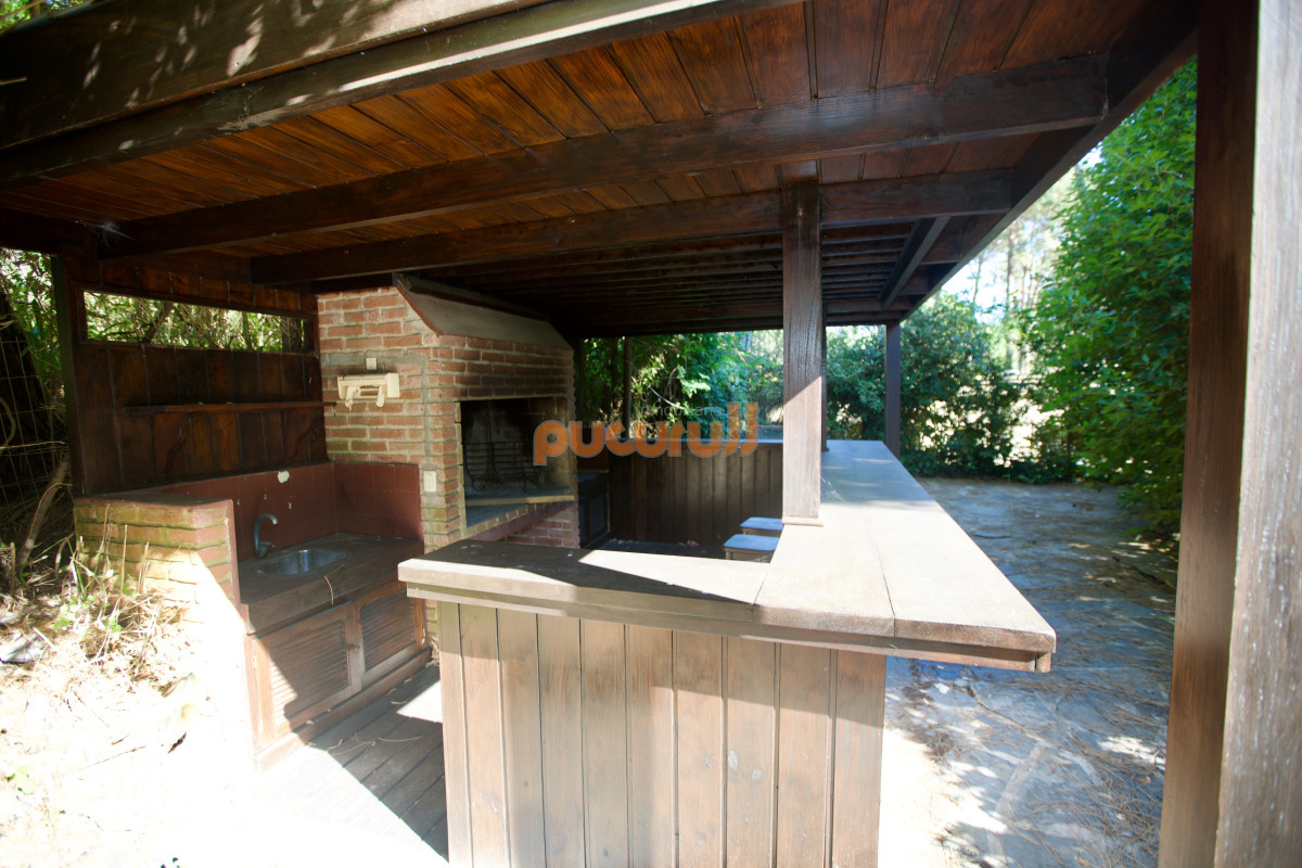 Casa ID.2140 - Amplia casa de 4 dormitorios en venta en Club del Lago. 