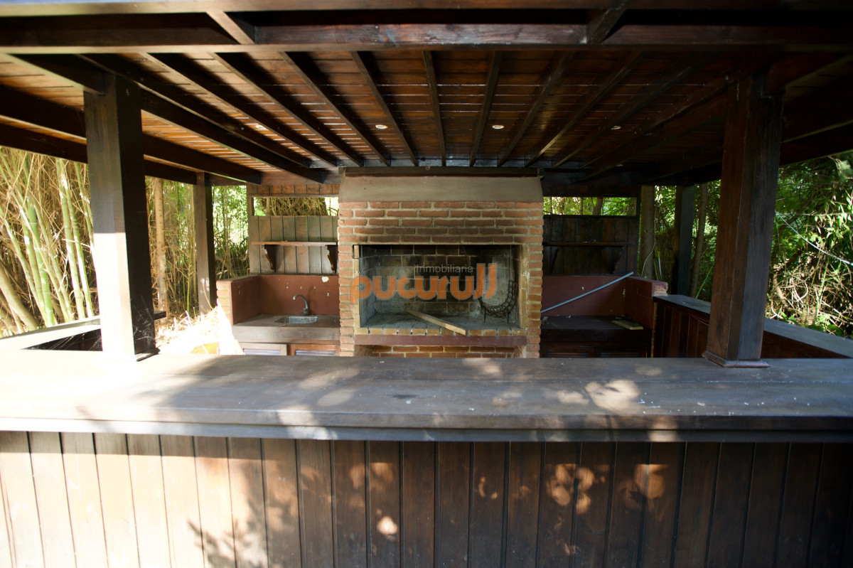 Casa ID.2140 - Amplia casa de 4 dormitorios en venta en Club del Lago. 