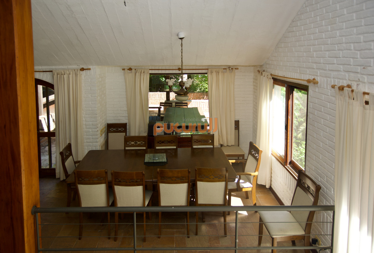 Casa ID.2140 - Amplia casa de 4 dormitorios en venta en Club del Lago. 