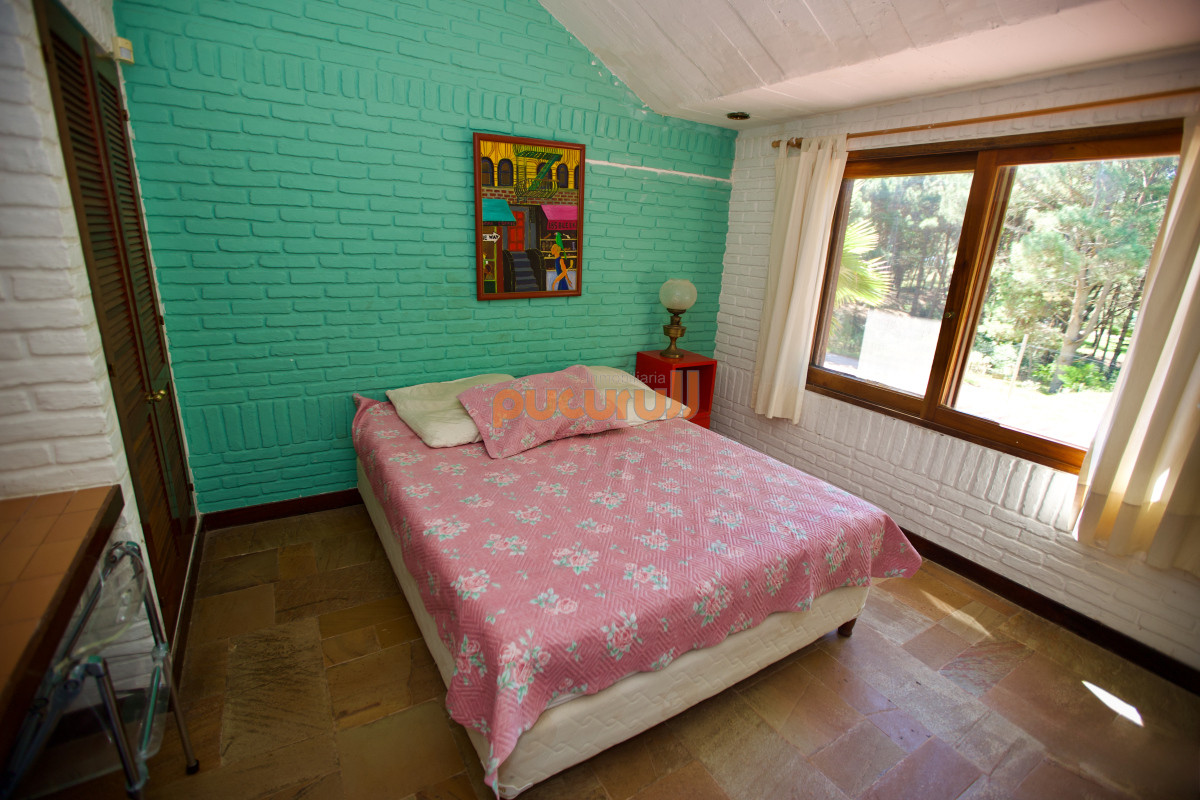 Casa ID.2140 - Amplia casa de 4 dormitorios en venta en Club del Lago. 