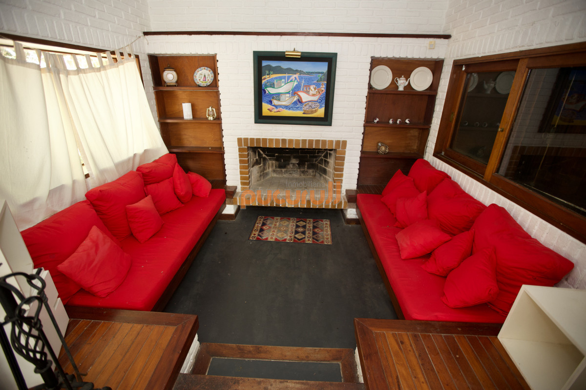 Casa ID.2140 - Amplia casa de 4 dormitorios en venta en Club del Lago. 