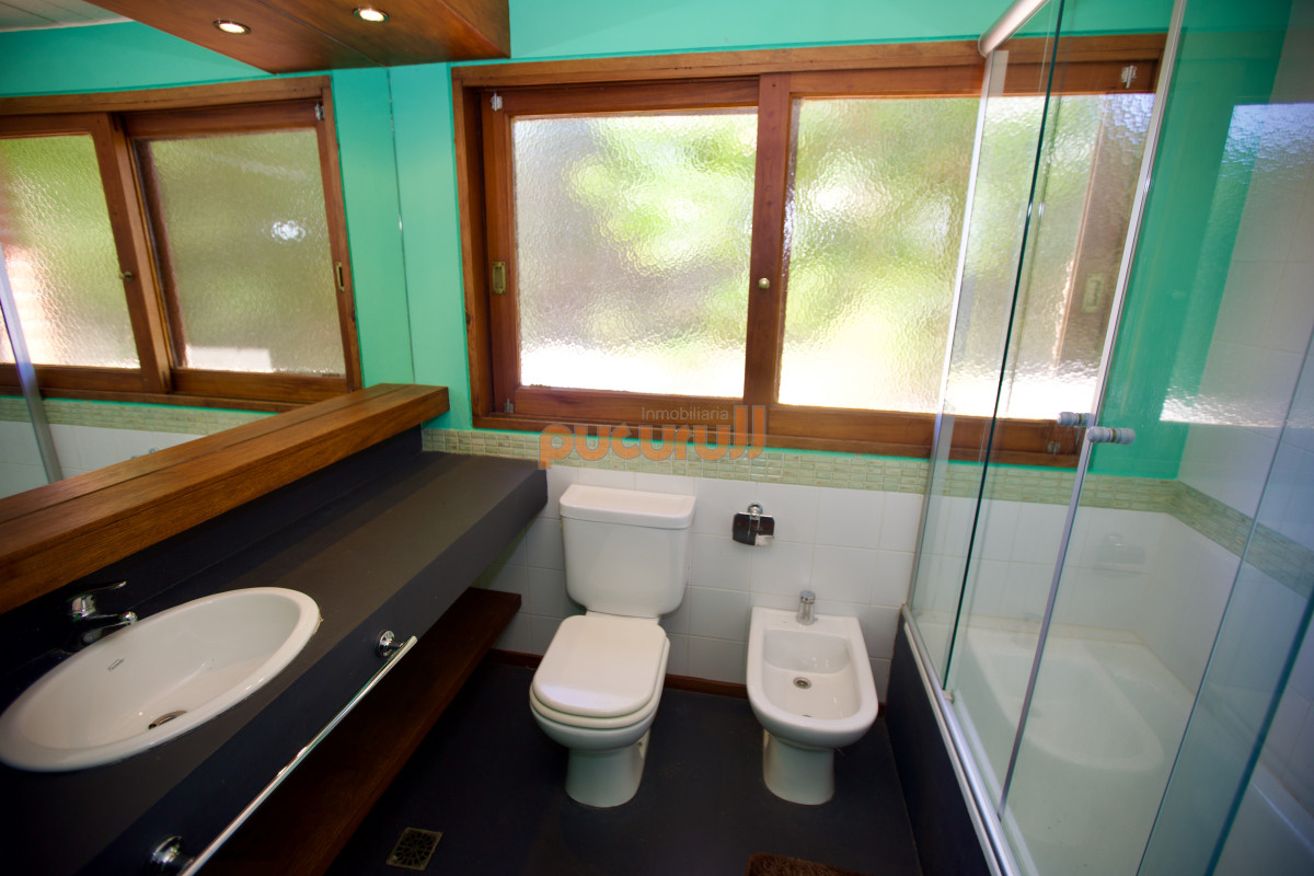 Casa ID.2140 - Amplia casa de 4 dormitorios en venta en Club del Lago. 