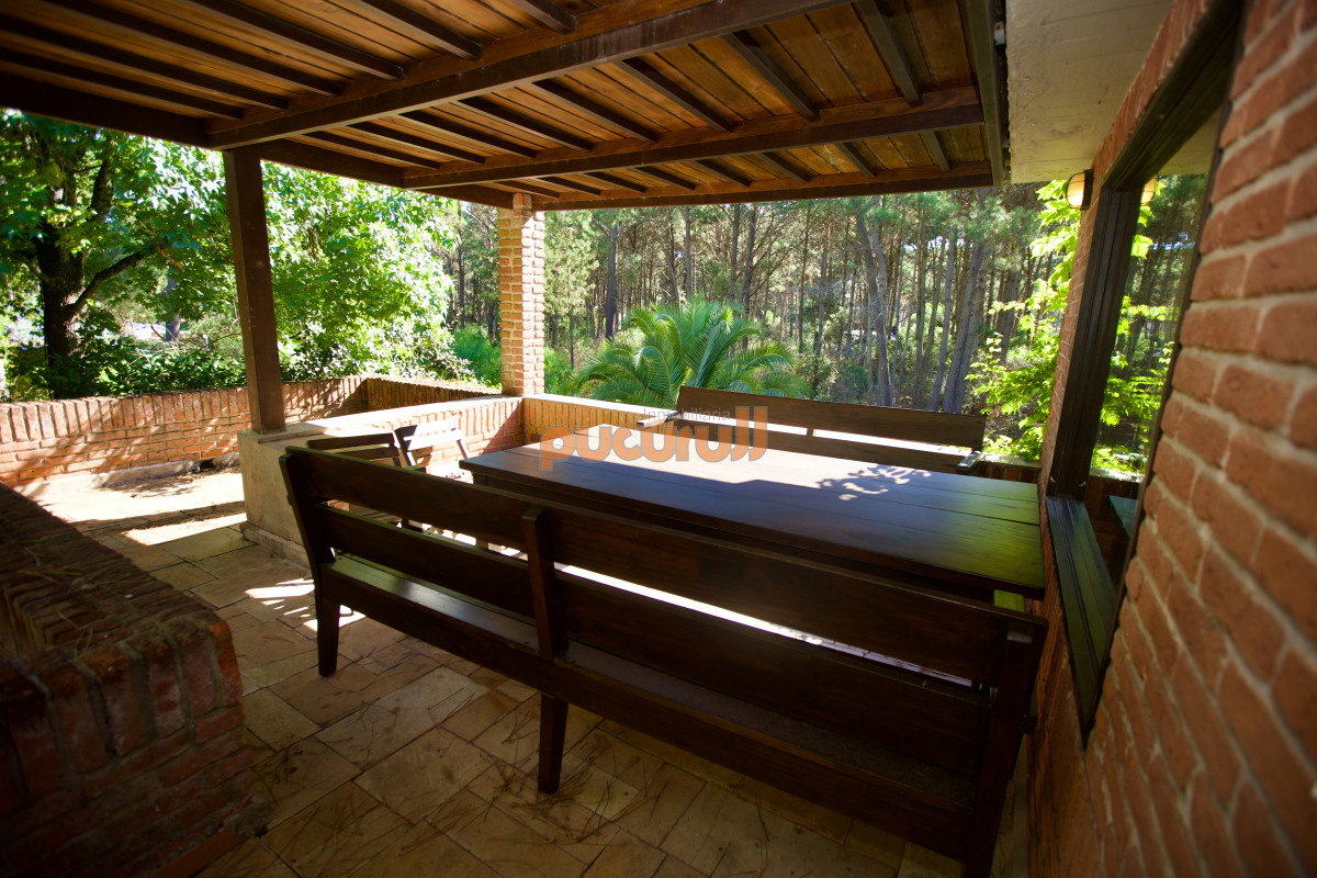 Casa ID.2140 - Amplia casa de 4 dormitorios en venta en Club del Lago. 