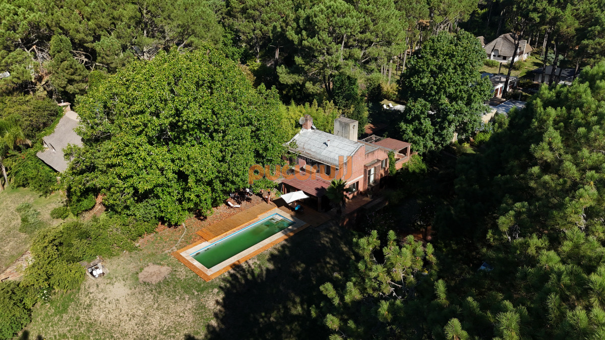 Casa ID.2140 - Amplia casa de 4 dormitorios en venta en Club del Lago. 