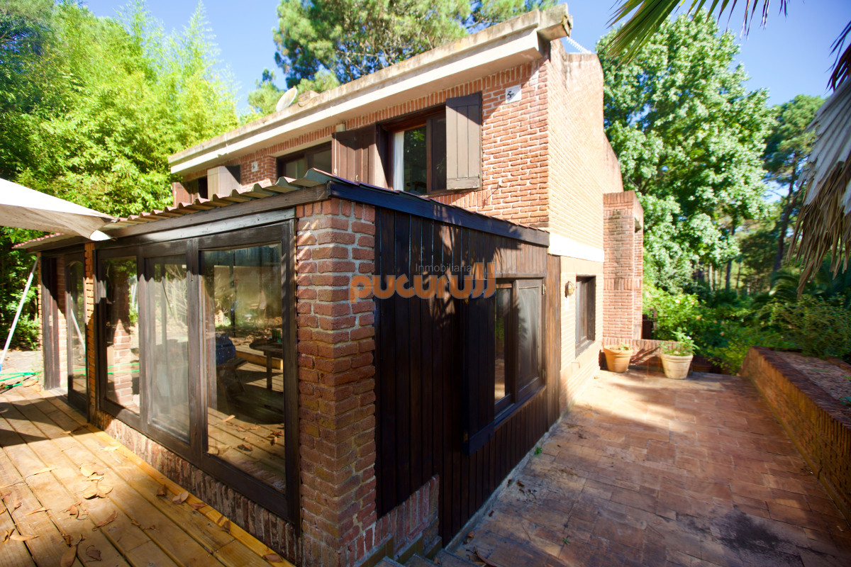 Casa ID.2140 - Amplia casa de 4 dormitorios en venta en Club del Lago. 