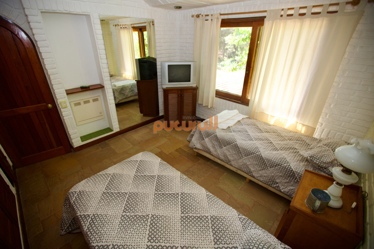 Casa ID.2140 - Amplia casa de 4 dormitorios en venta en Club del Lago. 