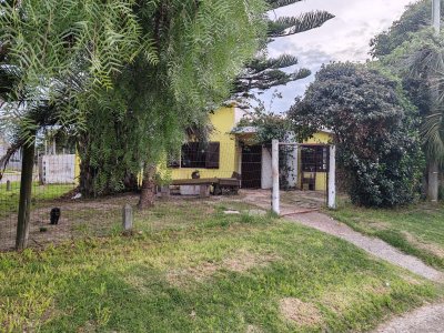 Casa de 2 dorm y 2 baños en venta en Barrio San Francisco - Maldonado. Lote esquinero