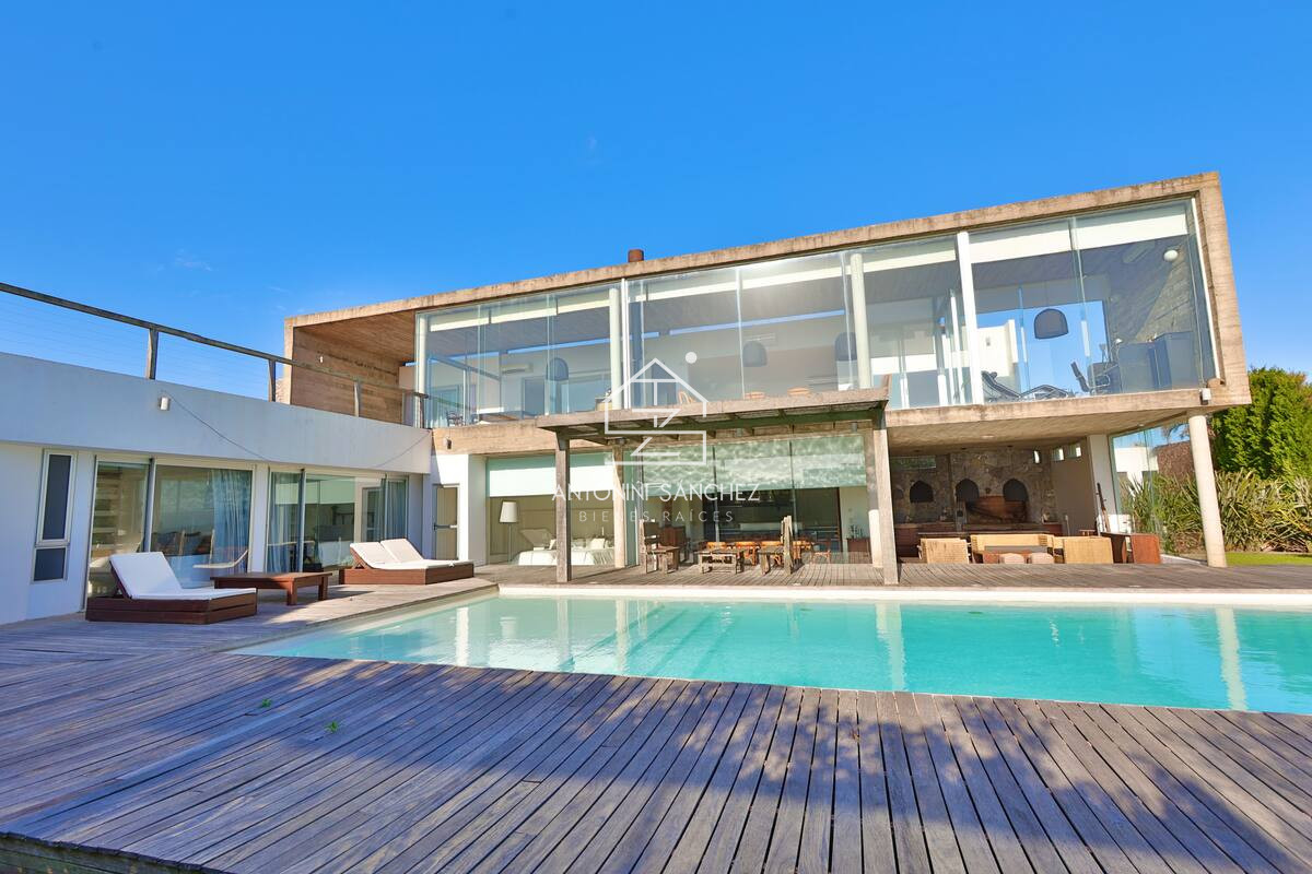 Casa ID.4980 - Casa de diseño en alquiler temporal. 4 dormitorios en suite a 50 mts del mar