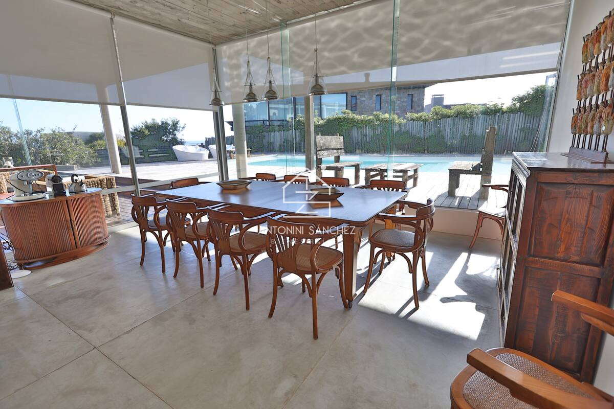 Casa ID.4980 - Casa de diseño en alquiler temporal. 4 dormitorios en suite a 50 mts del mar