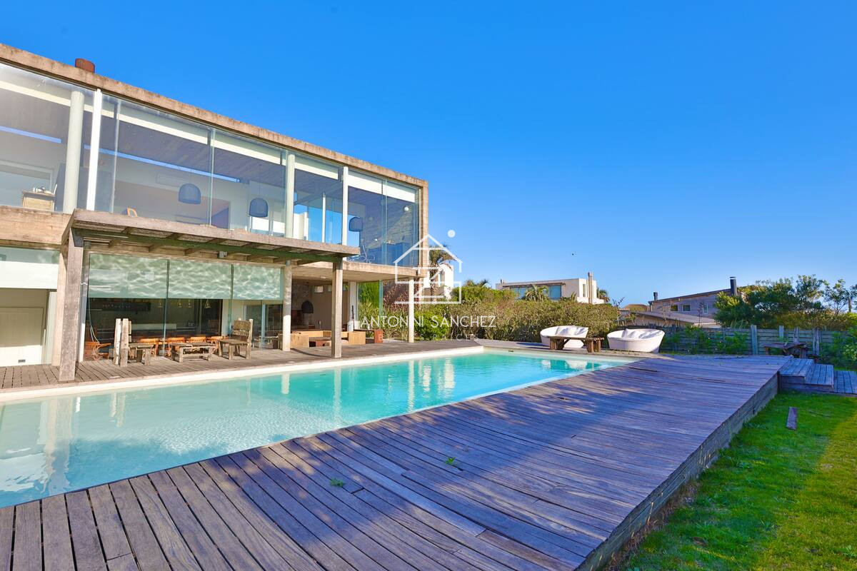 Casa ID.4980 - Casa de diseño en alquiler temporal. 4 dormitorios en suite a 50 mts del mar