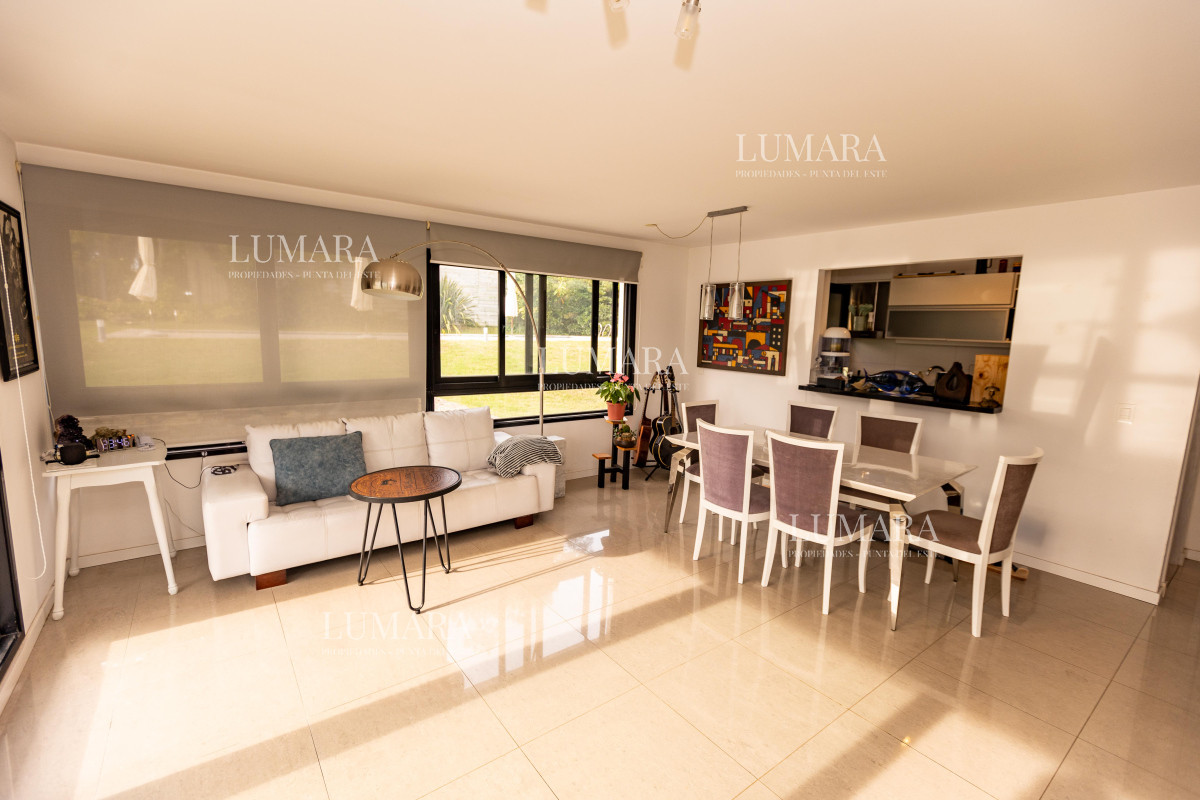 Apartamento ID.3014 - Amplio apto de 2 dorm y 3 baños con vista a Playa Mansa. 