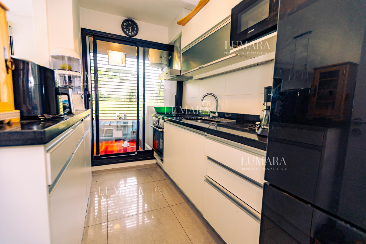 Apartamento ID.3014 - Amplio apto de 2 dorm y 3 baños con vista a Playa Mansa. 