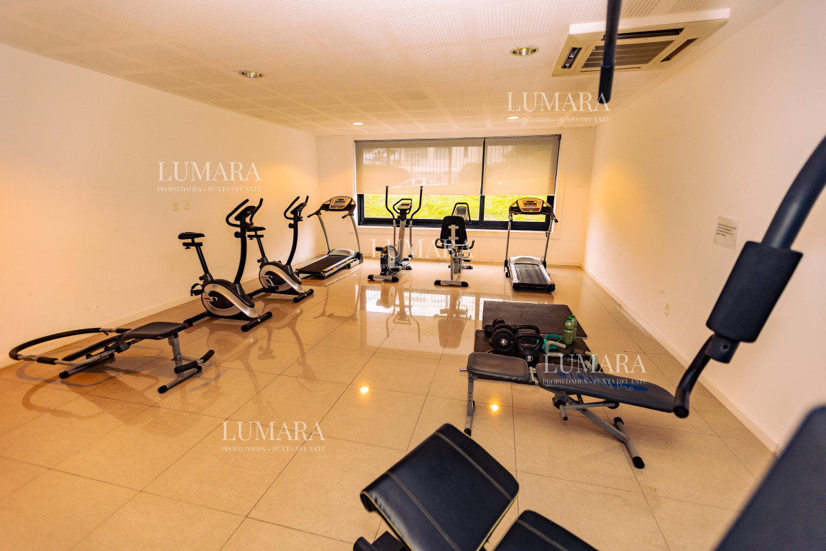 Apartamento ID.3014 - Amplio apto de 2 dorm y 3 baños con vista a Playa Mansa. 