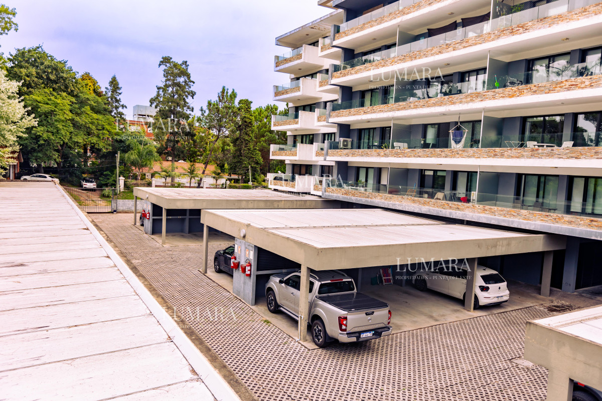 Apartamento ID.3014 - Amplio apto de 2 dorm y 3 baños con vista a Playa Mansa. 