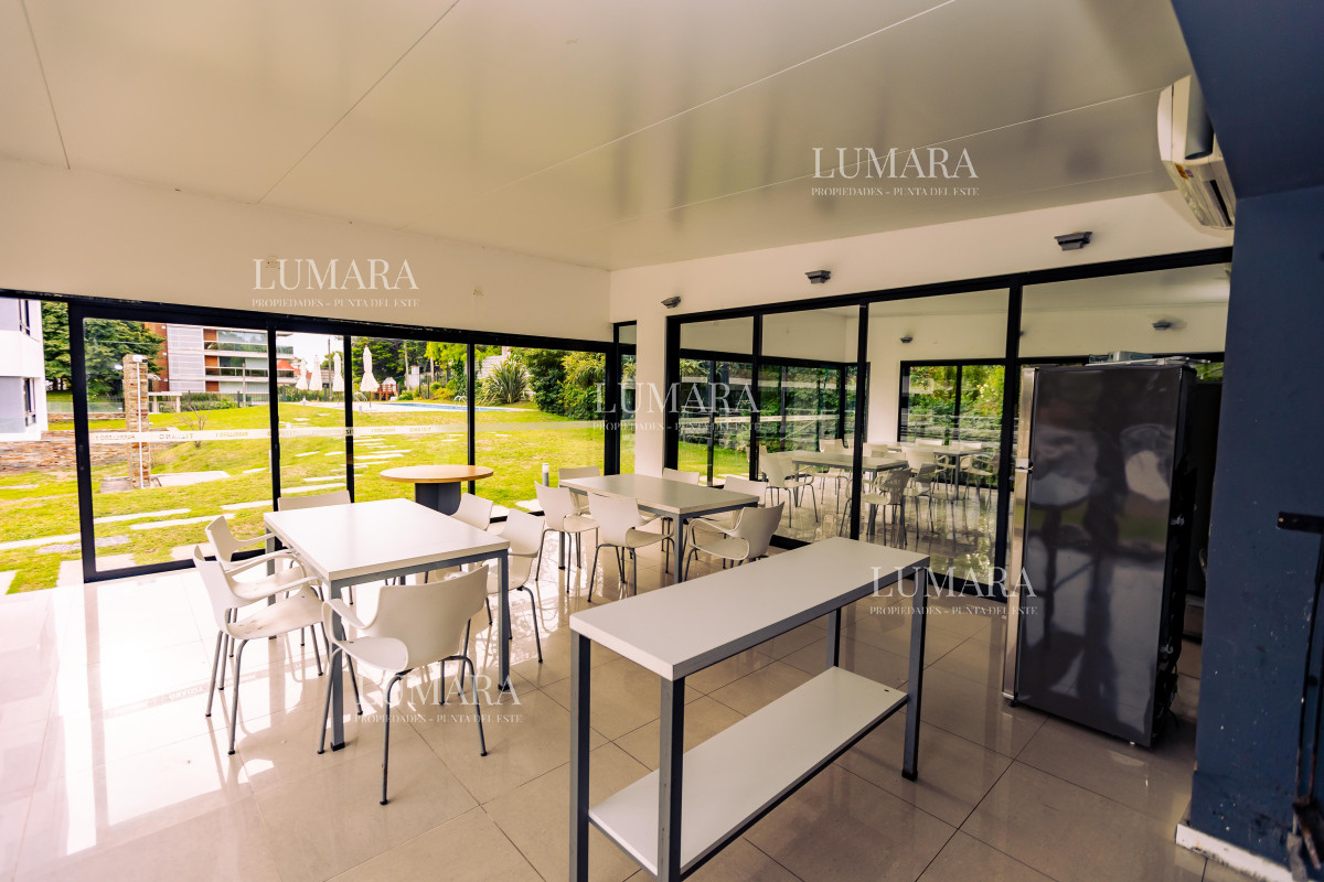 Apartamento ID.3014 - Amplio apto de 2 dorm y 3 baños con vista a Playa Mansa. 