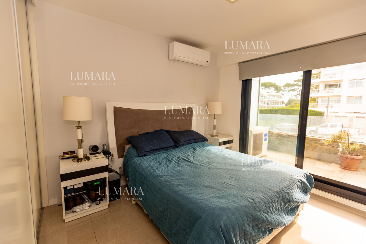 Apartamento ID.3014 - Amplio apto de 2 dorm y 3 baños con vista a Playa Mansa. 
