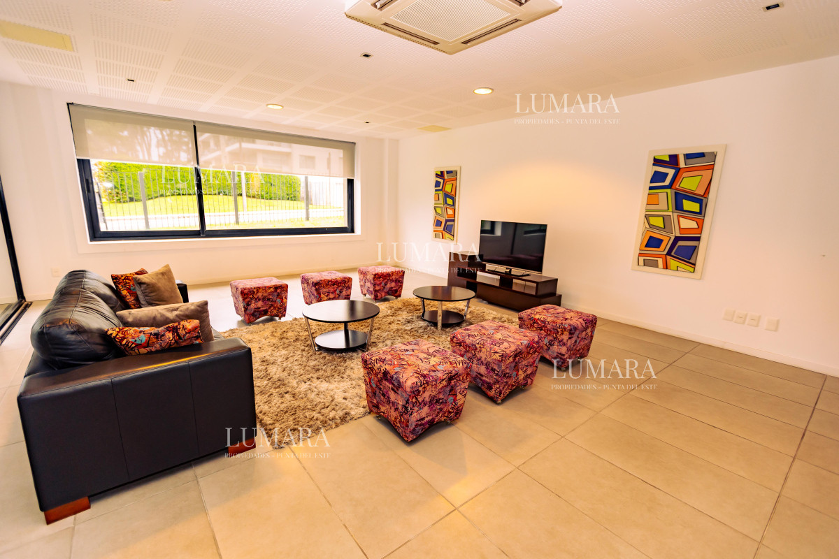 Apartamento ID.3014 - Amplio apto de 2 dorm y 3 baños con vista a Playa Mansa. 