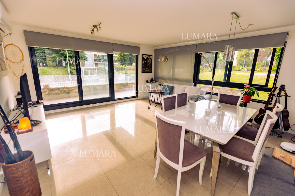 Apartamento ID.3014 - Amplio apto de 2 dorm y 3 baños con vista a Playa Mansa. 