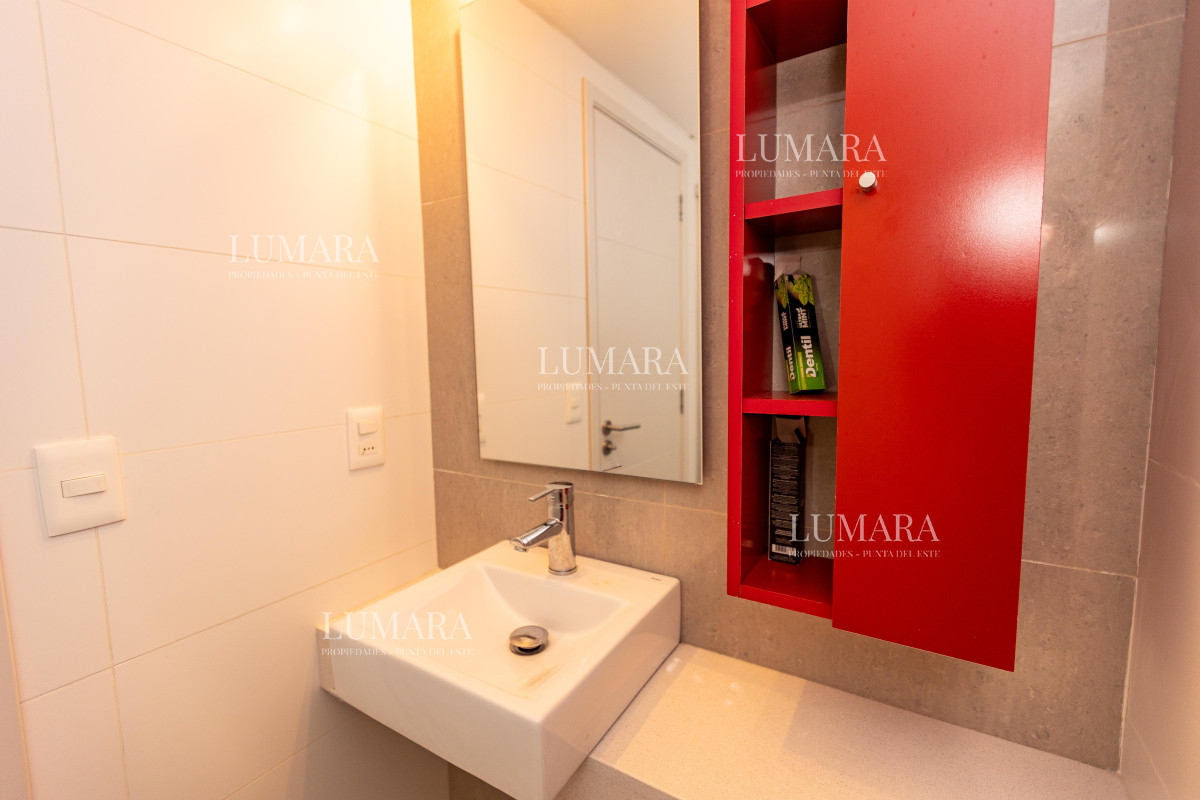 Apartamento ID.3014 - Amplio apto de 2 dorm y 3 baños con vista a Playa Mansa. 